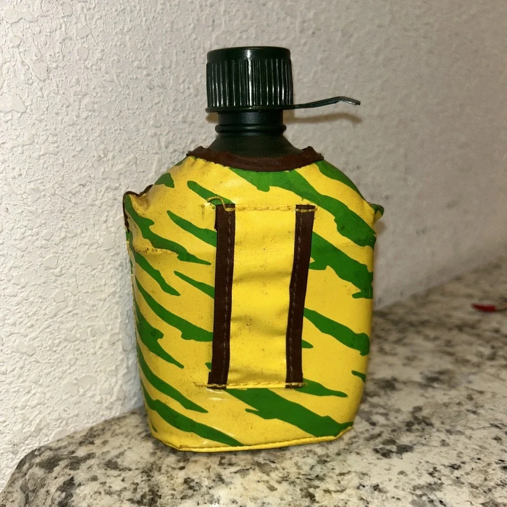 Jurassic Park Raptor Guard Play Set Camo Canteen‎ Super Rare B3